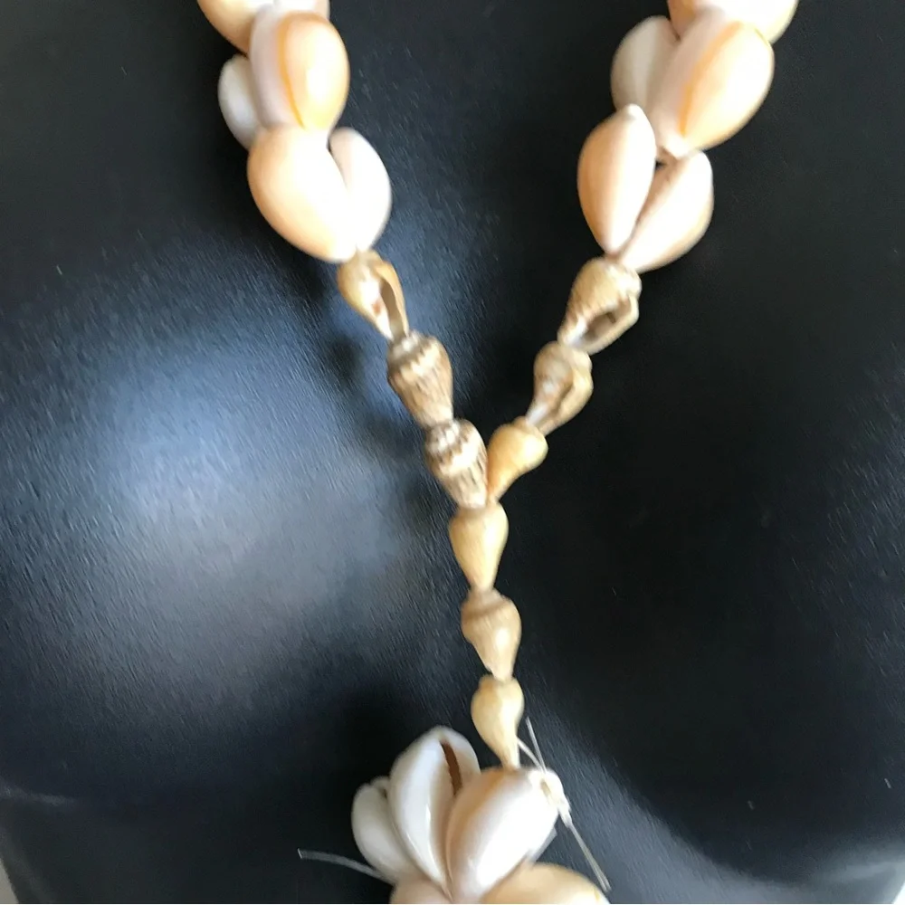 Cowrie Shell Necklace Flower Dangle - Picture 3 of 4